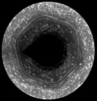V&ograve;rtex hexagonal al pol nord de Saturn
